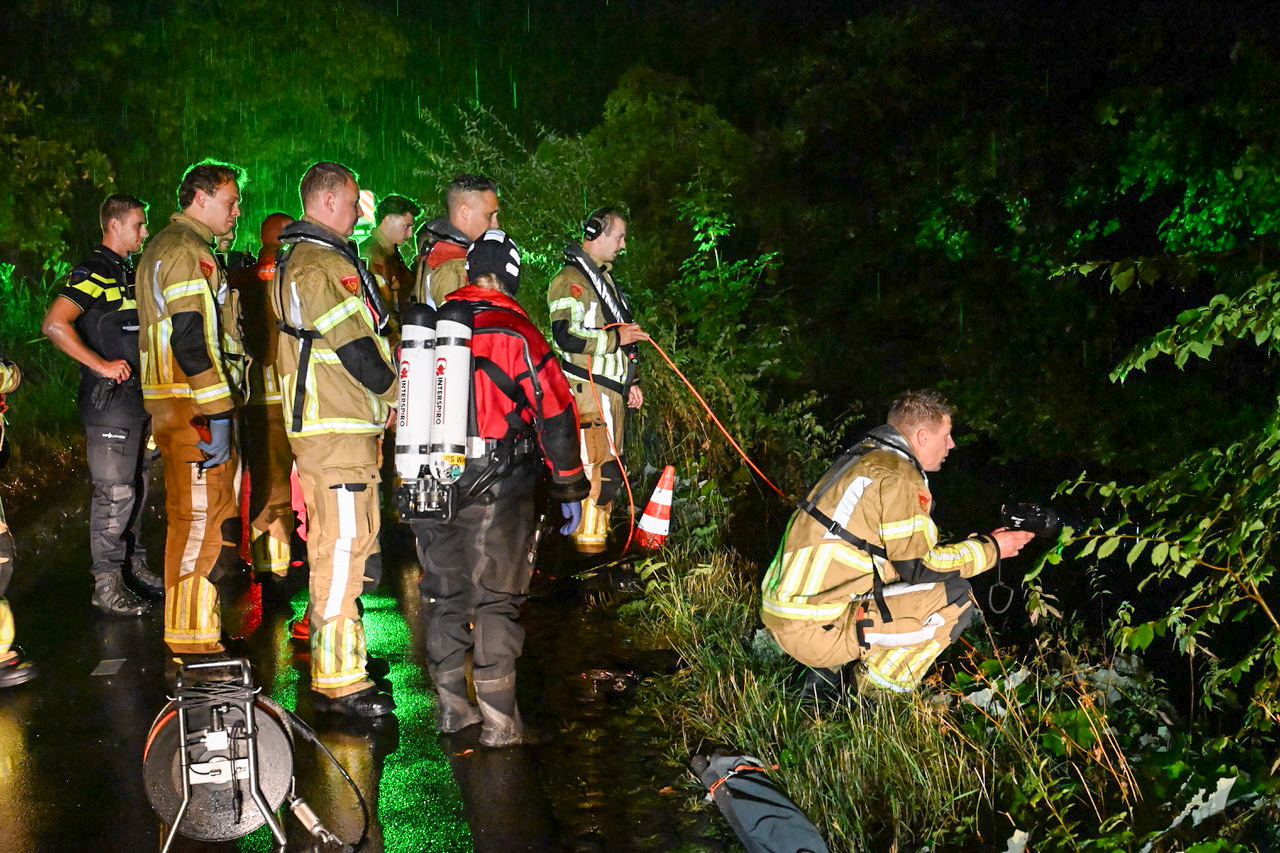 Duikers zoeken in sloot naar mogelijke drenkeling.