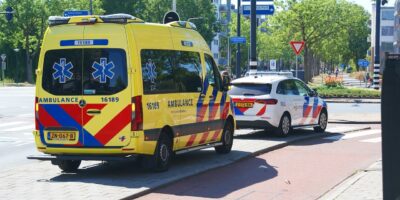 Fietsers botsen op Vijf Meilaan in Leiden.
