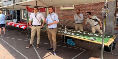 Marktkraam GNSV bekogeld met stinkbom. De GNSV stond op de EL CID informatiemarkt voor eerstejaars studenten.