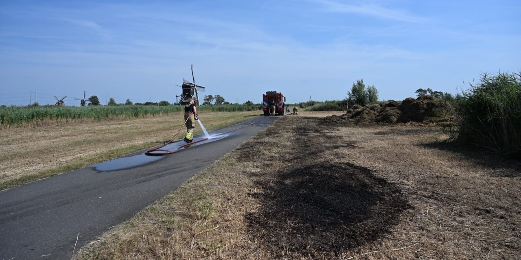 Hooibalen in brand in Leiderdorpse Munnikenpolder
