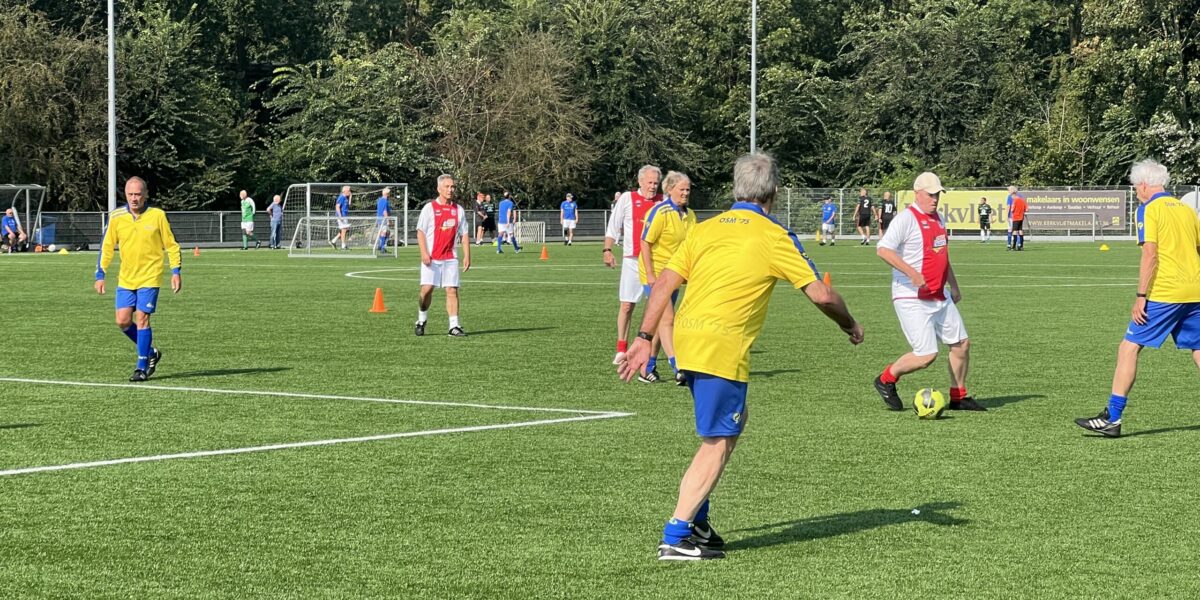Walking Football in Leiderdorp zoekt nieuwe spelers: ‘Het is ook gezellig’
