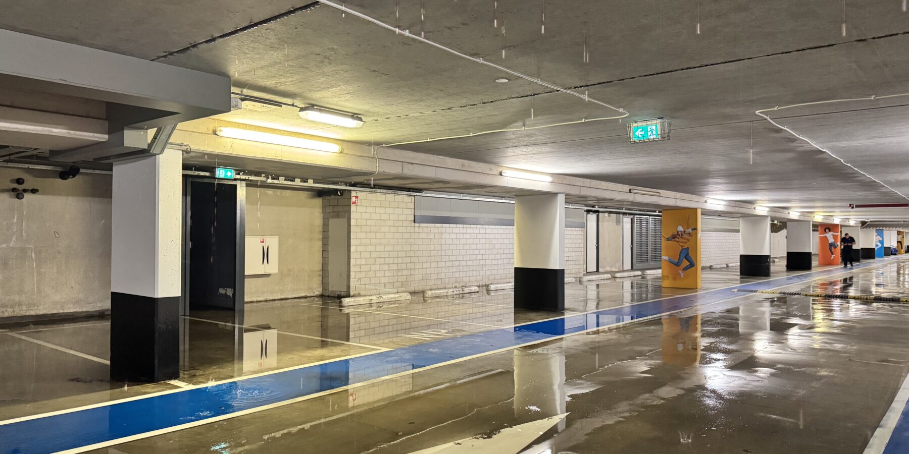 Waterlekkage Vijf Meiplein in Leiden. Op de foto is te zien dat er water uit het plafond komt