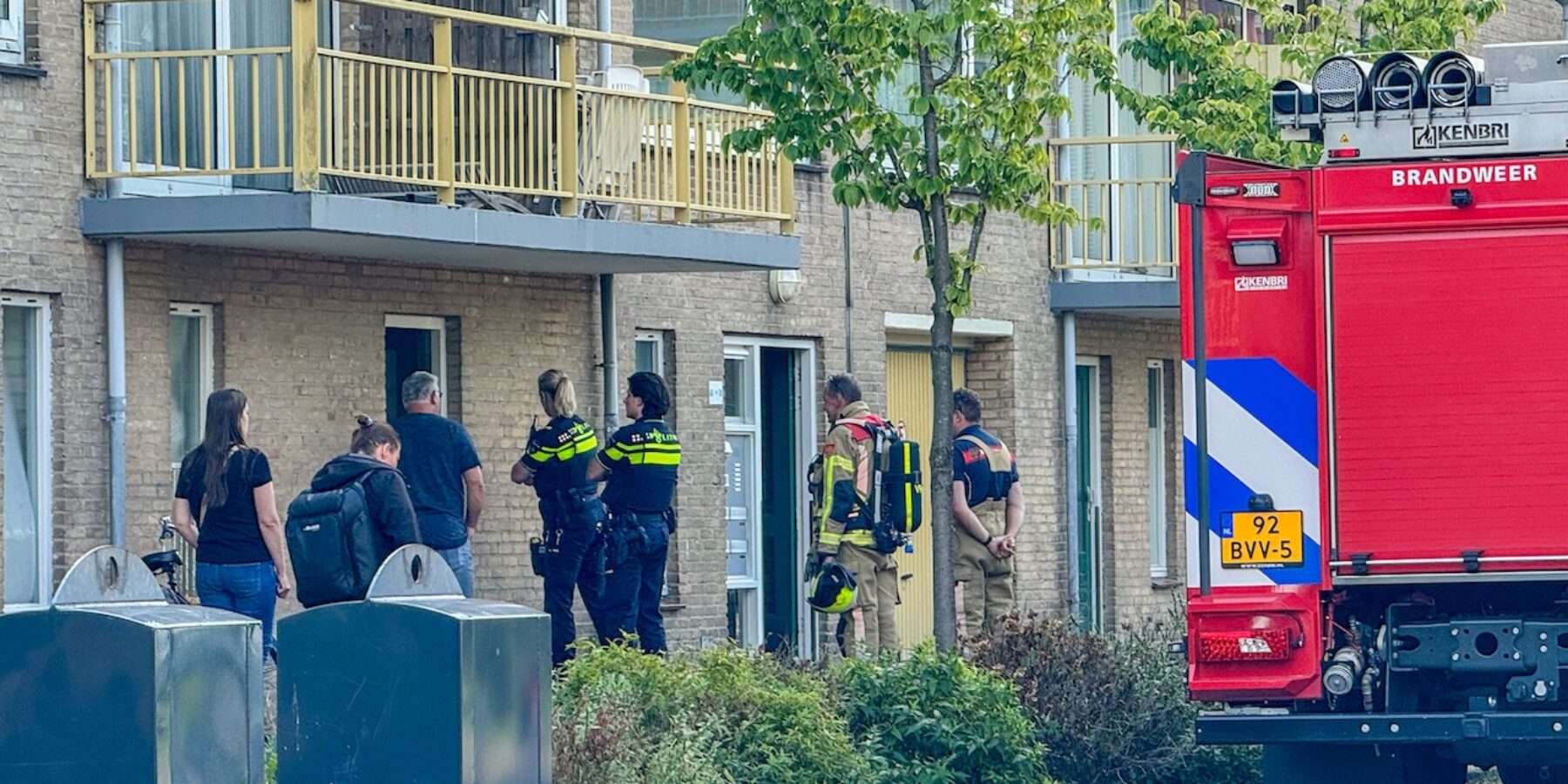 Brandweer ingezet om vreemde lucht bij opslag flat Lingestraat