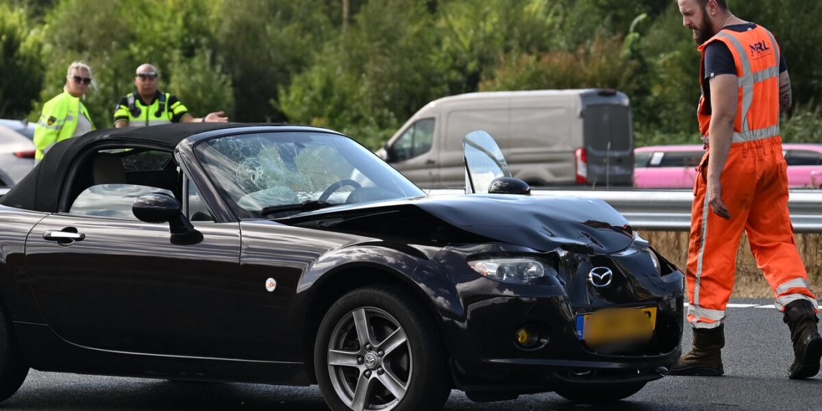 Auto botst op vrachtwagen op A4 bij Leiden, file richting Amsterdam