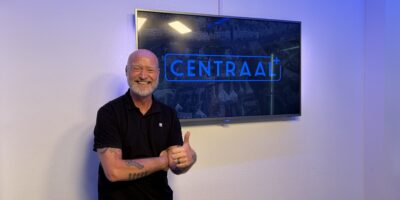 Organisator Dennis Luken van VRSN Under 18 bij het Centraal+-logo