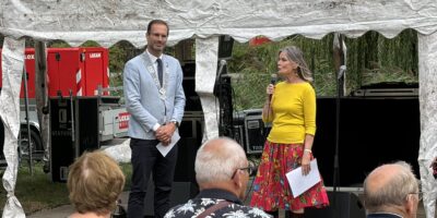 Burgemeester Heijkoop en Marianne Mathijssen tijdens het wijkfeest in de Stevenshof