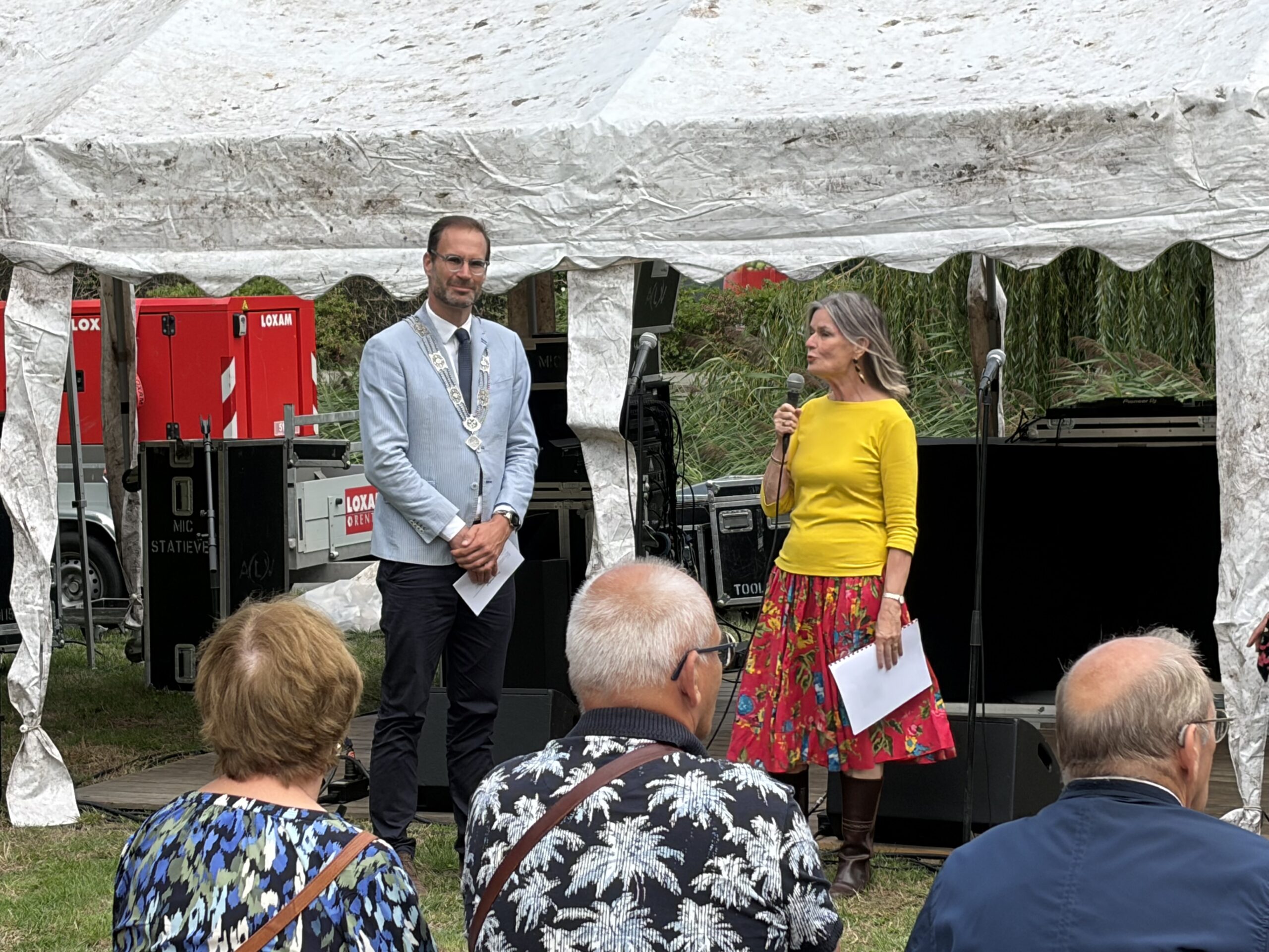 Burgemeester Peter Heijkoop ontvangt tijdens het wijkfeest de wijkvisie van Marianne Mathijssen namens de wijkraad. (Foto: Centraal+ / John Devilee)