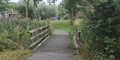 Vervanging bruggetje Kerveltuin-Kindcentrum. Op de foto is het bruggetje te zien.
