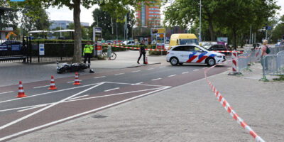 De straat is afgezet met linten. Je ziet de motor liggen en er zijn hulpdiensten.