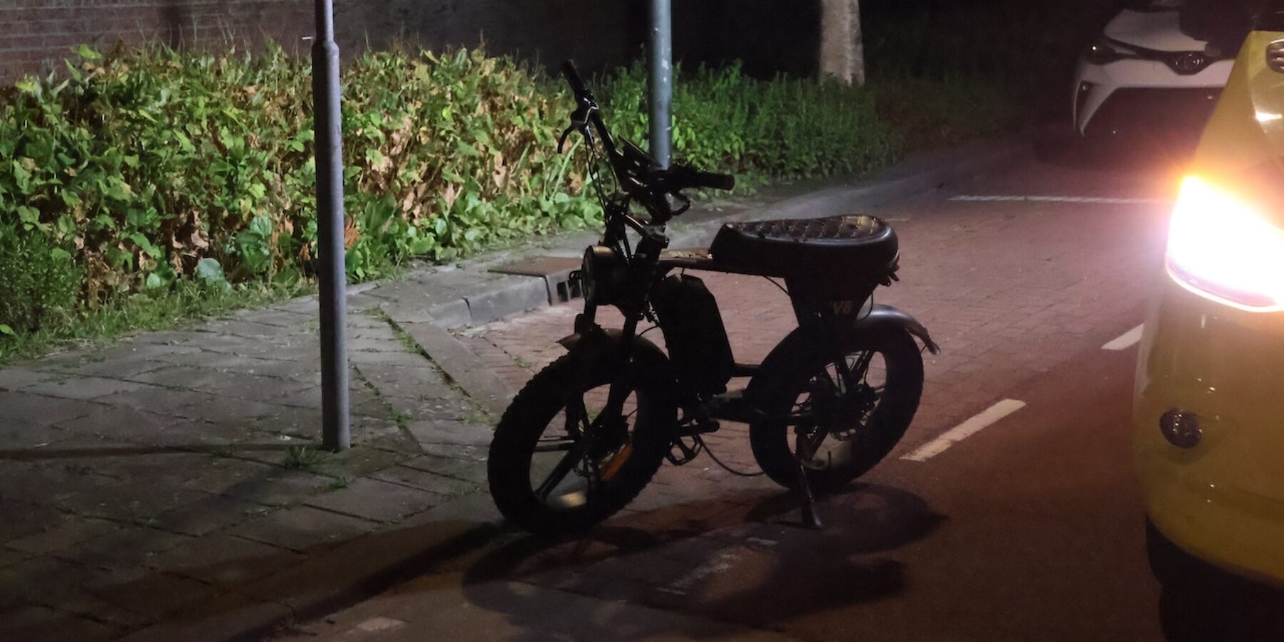 De fatbike aan de Zijdesingel in Leidschendam. Fatbike botst tegen auto.