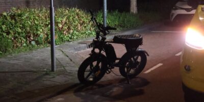 De fatbike aan de Zijdesingel in Leidschendam. Fatbike botst tegen auto.