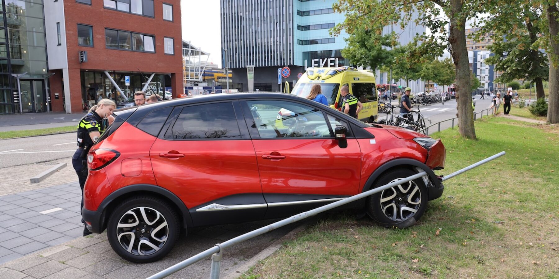 Een personenauto heeft woensdag een fietser geschept