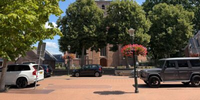 Het plein bij de Dorpskerk in Zoeterwoude waar de talkshow 'De verjaardag van Zoeterwoude' plaatsvindt.
