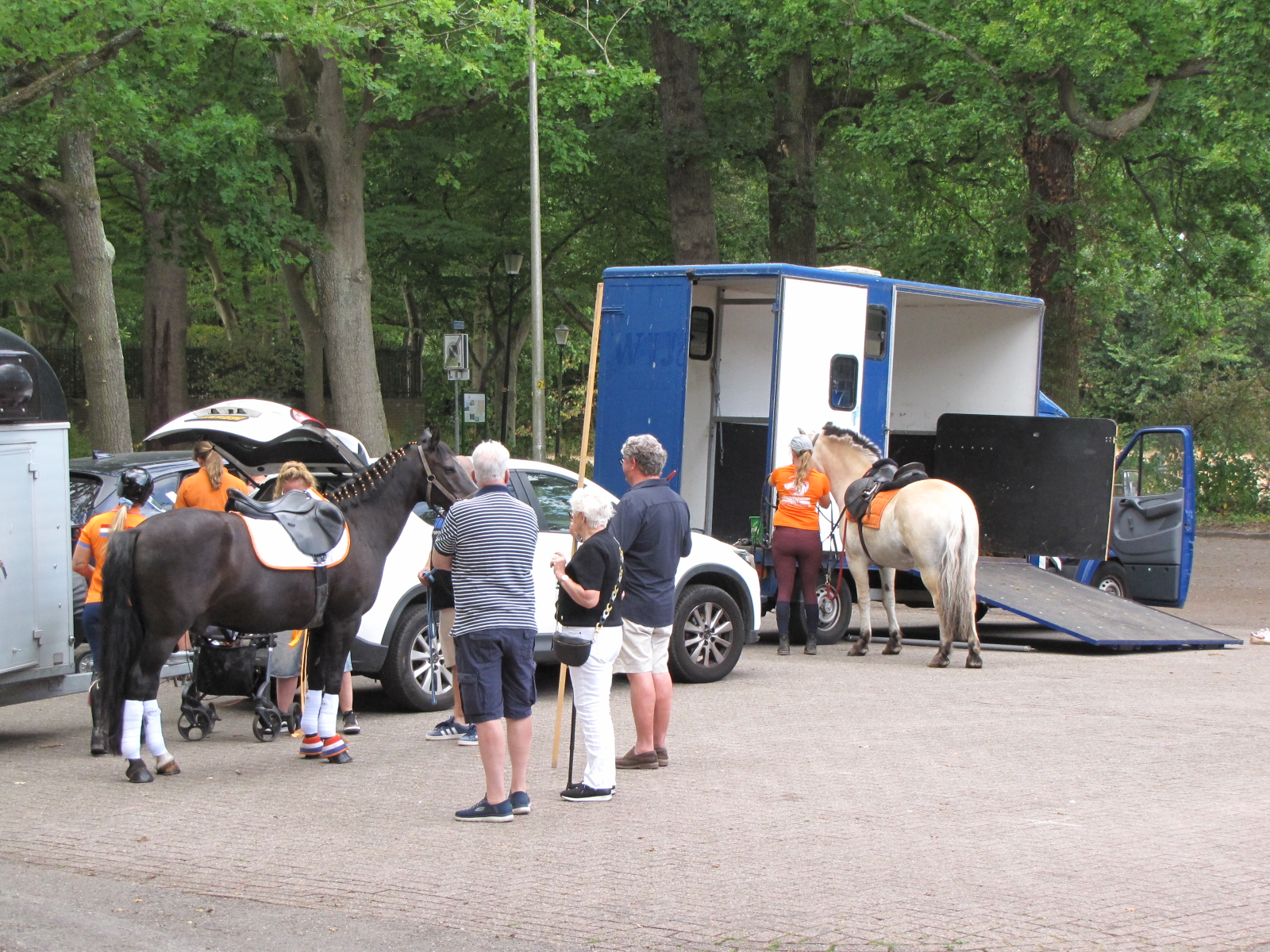 De man met de stok bepaalt voor elke deelnemer hoe hoog de ring moet komen te hangen. (Foto Centraal+ / Paul Aalbers)