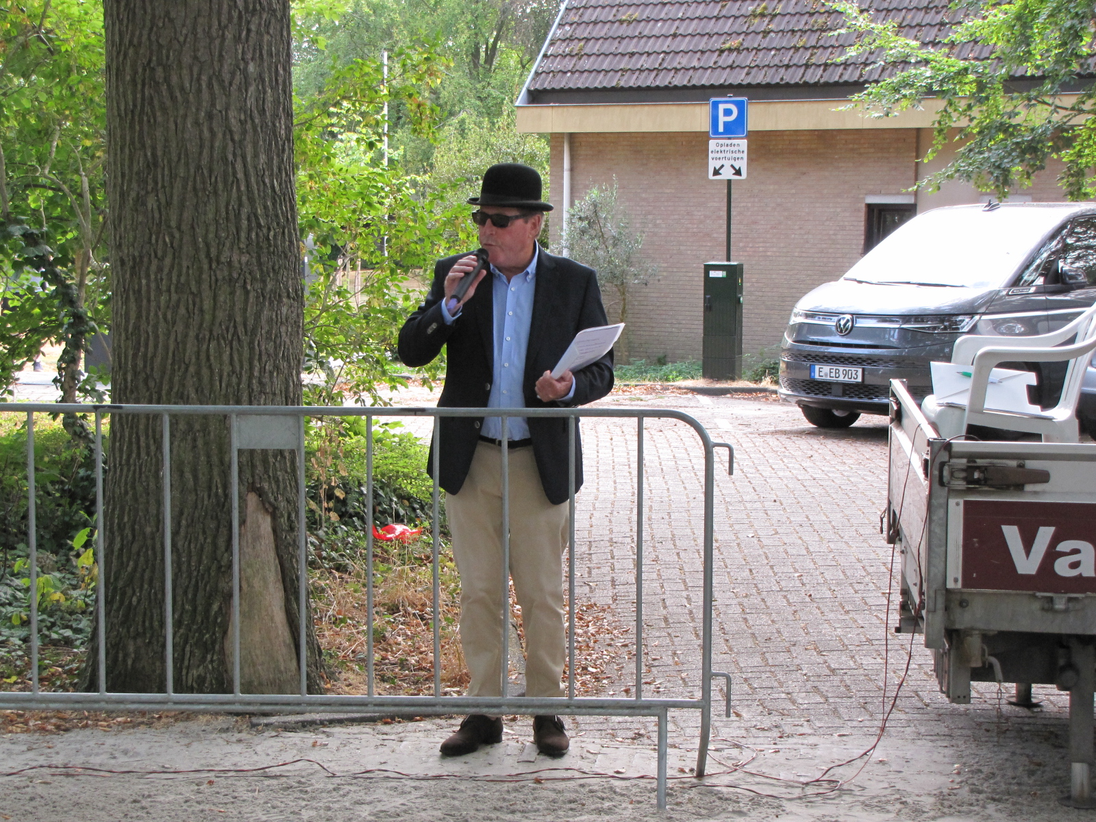 De deskundige omroeper bracht alle wetenswaardigheden over deelnemers en hun paarden. (Foto Centraal+ / Paul Aalbers)