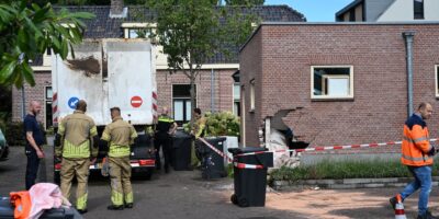 Vrachtwagen is tegen garagegevel gereden