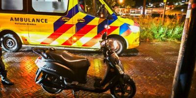 Op de Lammenschansweg in Leiden is zondagavond een vrouw gewond geraakt bij een aanrijding, ze werd op een zebrapad geschept door een scooterrijder.