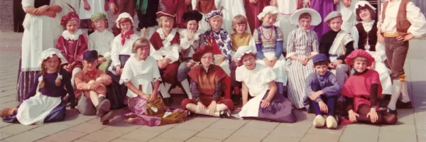 Foto van de viering van 700 jaar Zoeterwoude. Een expositie van Mike van Bemmelen uit Zoeterwoude.