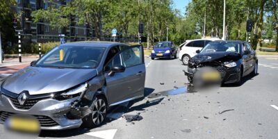 Aanrijding in Leiden tussen 2 voertuigen.