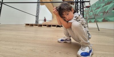 Novah in dezelfde houding als het beeld