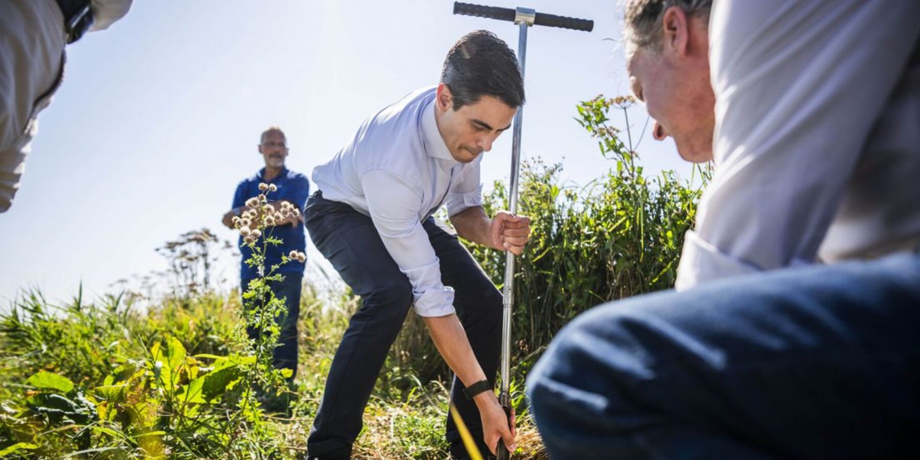 Premier Rob Jetten op dijkinspectie in Zoeterwoude