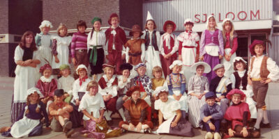 De viering van 700 jaar Zoeterwoude, 50 jaar geleden. Op de foto staan kinderen in klederdracht.