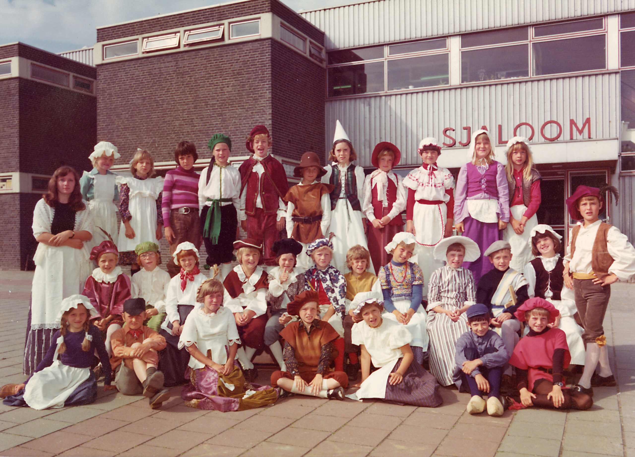 De viering van 700 jaar Zoeterwoude, 50 jaar geleden. Op de foto staan kinderen in klederdracht.