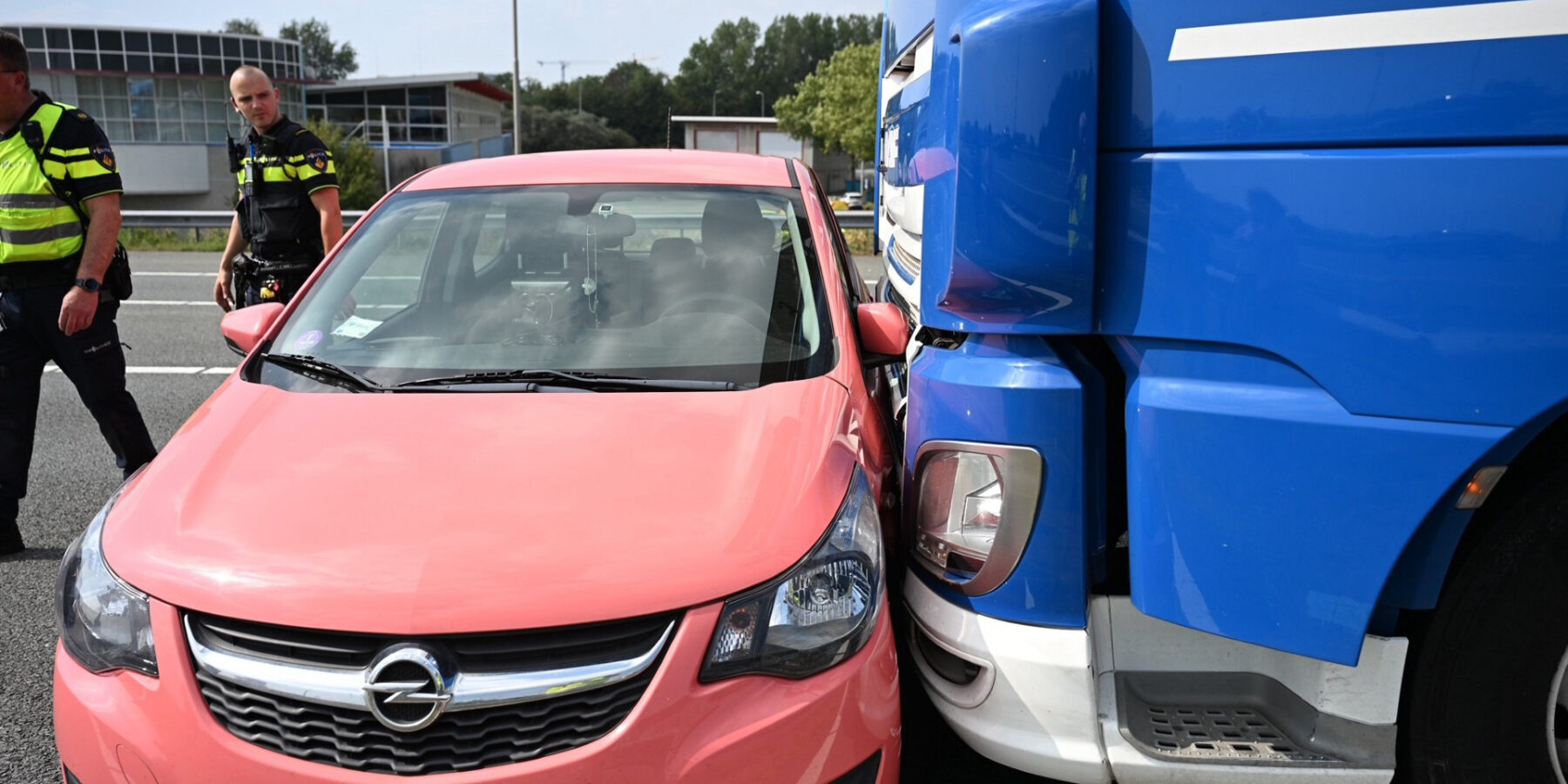 Personenauto en vrachtwagen botsen op A4