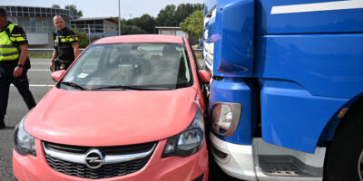 Personenauto en vrachtwagen botsen op A4