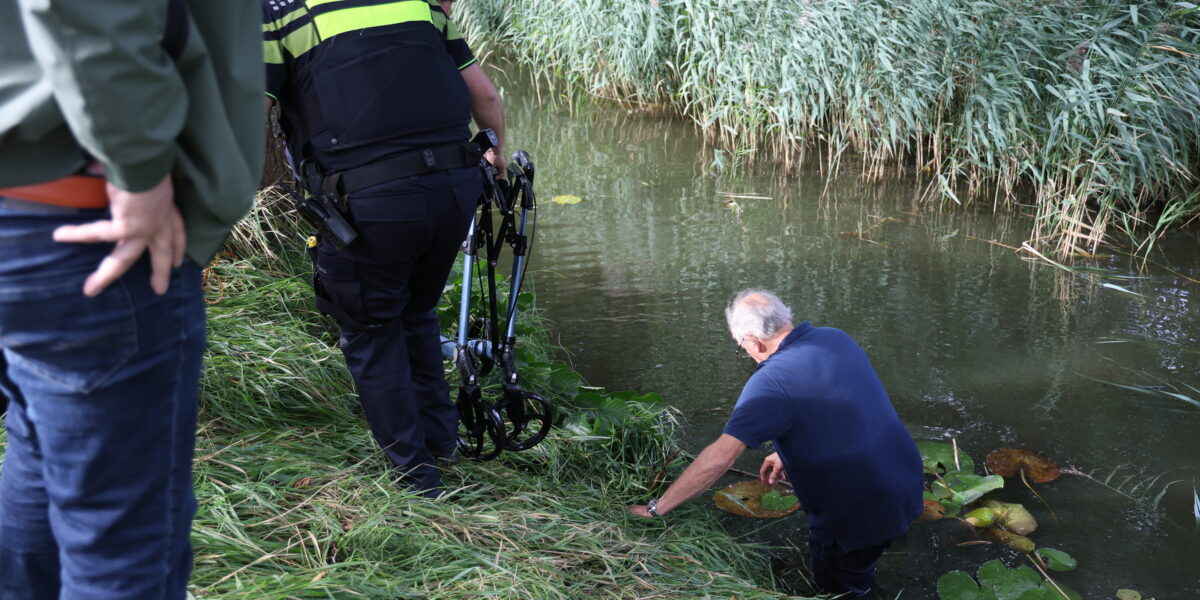 Parkeren gaat mis, vrouw belandt met rollator in het water