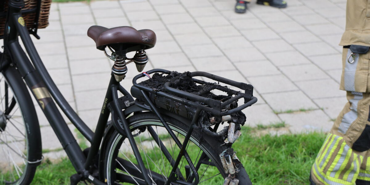 Fietsaccu ontploft en veroorzaakt brand in berging in Leiderdorp