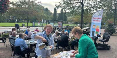 Twee vrouwen schenken koffie aan bezoekers tijdens Oegstgeest Ontmoet.