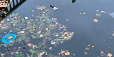 Afval in de gracht na Leidens Ontzet.