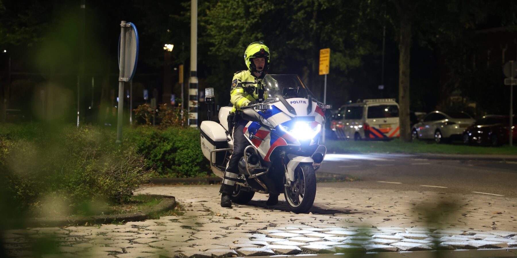 Agent op politiemotor bij alcohol- en verkeerscontrole. (Foto: Regio 15)