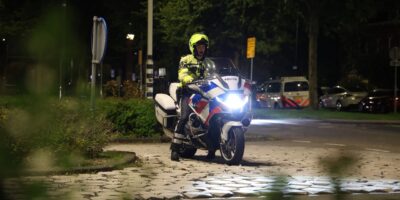Agent op politiemotor bij alcohol- en verkeerscontrole. (Foto: Regio 15)