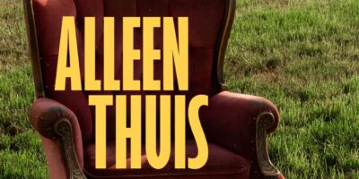 De hoes van de single Alleen Thuis van Antje Krook.