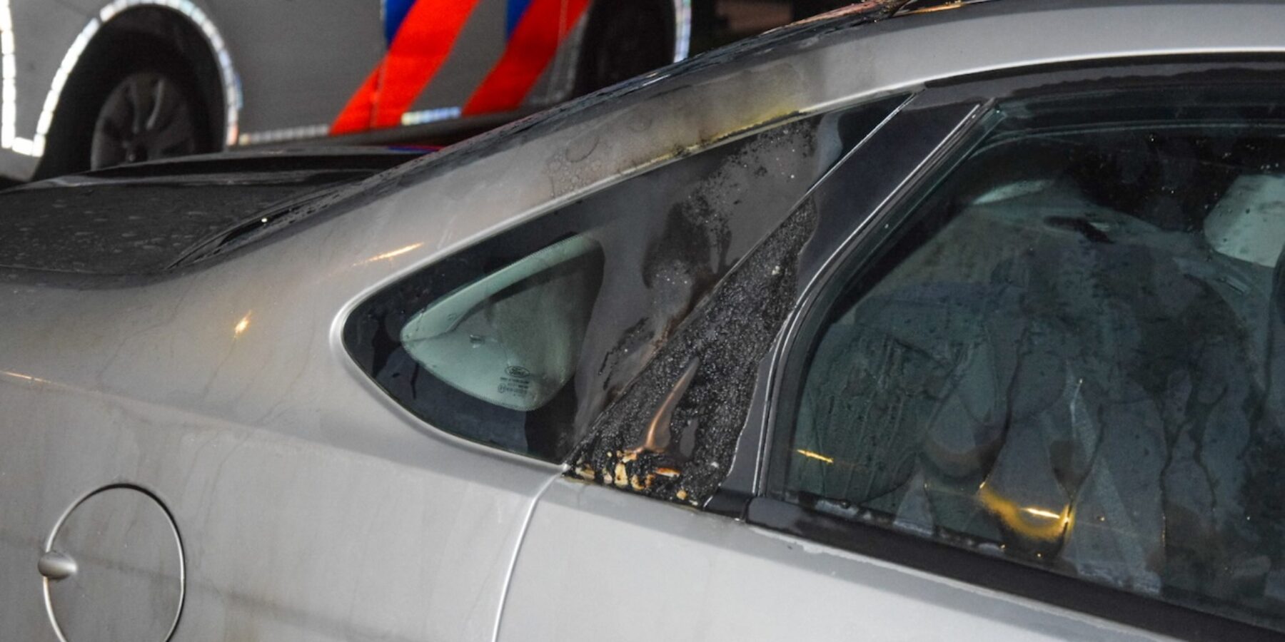 Schade na brand aan de auto aan de Haaswijklaan in Oegstgeest.