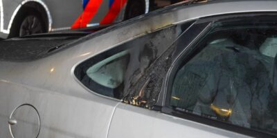 Schade na brand aan de auto aan de Haaswijklaan in Oegstgeest.