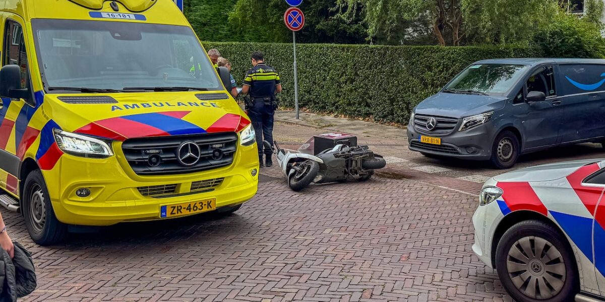 Bezorgers botsen op Bernhardlaan in Voorschoten