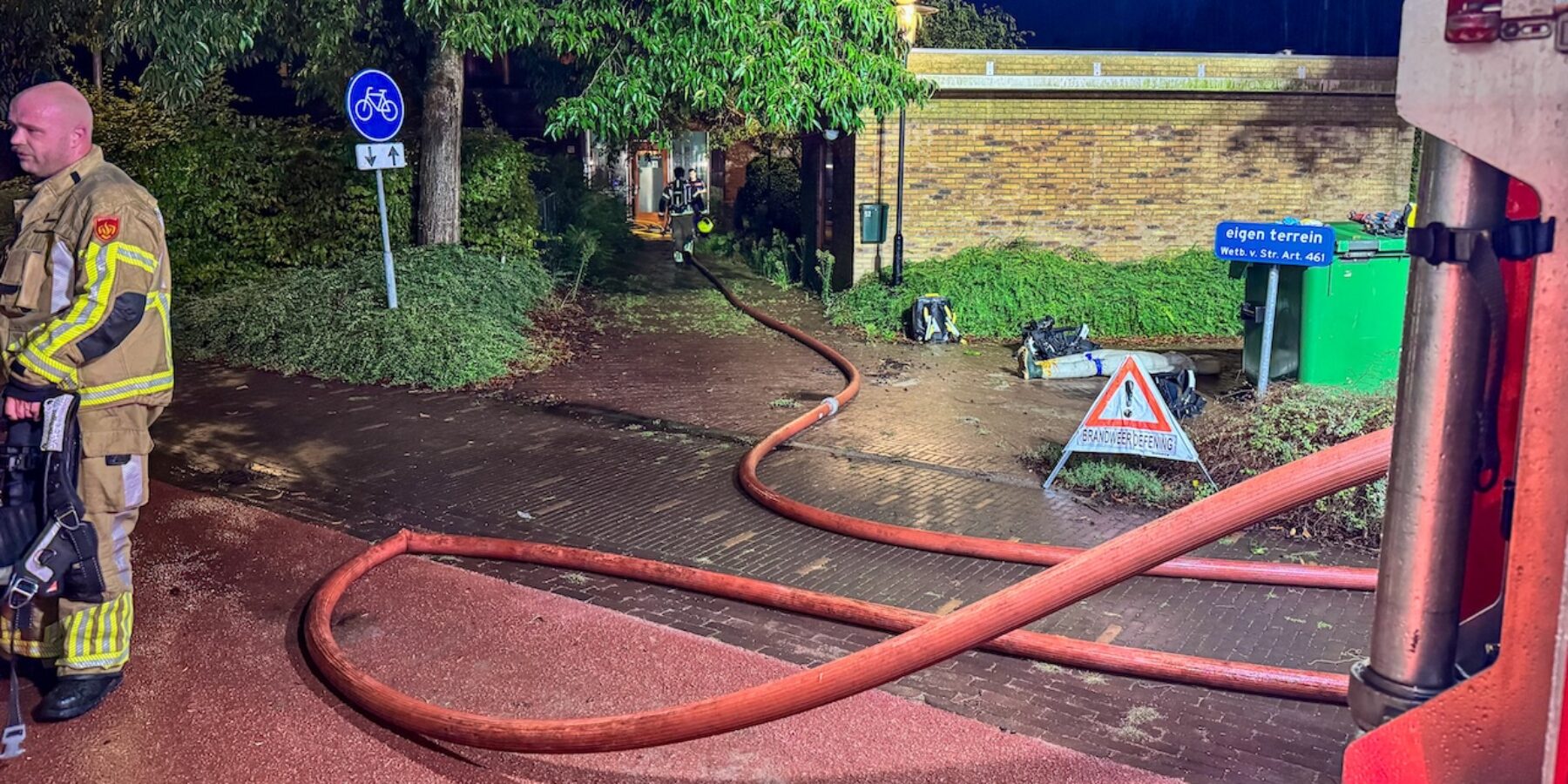 Brandslagen lopen het pand aan het Casper Reinwardtpad in Oegstgeest