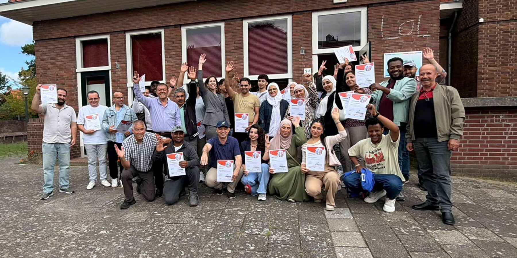 Vrijwilligers van het AZC in Wassenaar krijgen een certificaat.