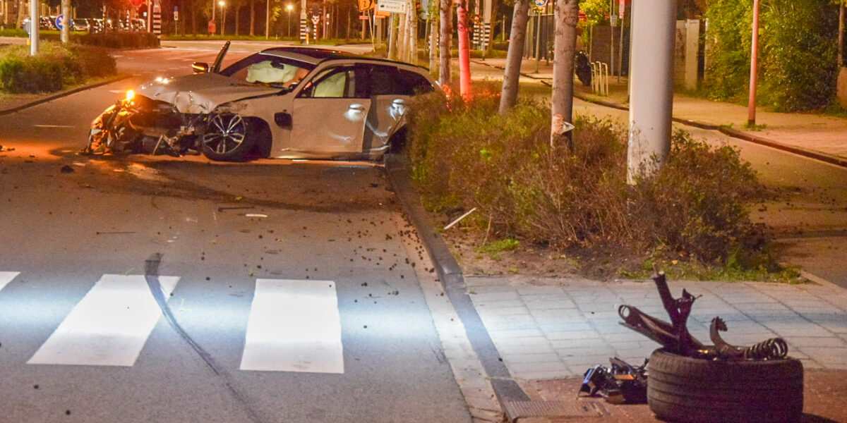 Enorme ravage op Sumatrastraat na autocrash