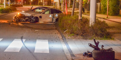 Enorme ravage op Sumatrastraat na autocrash