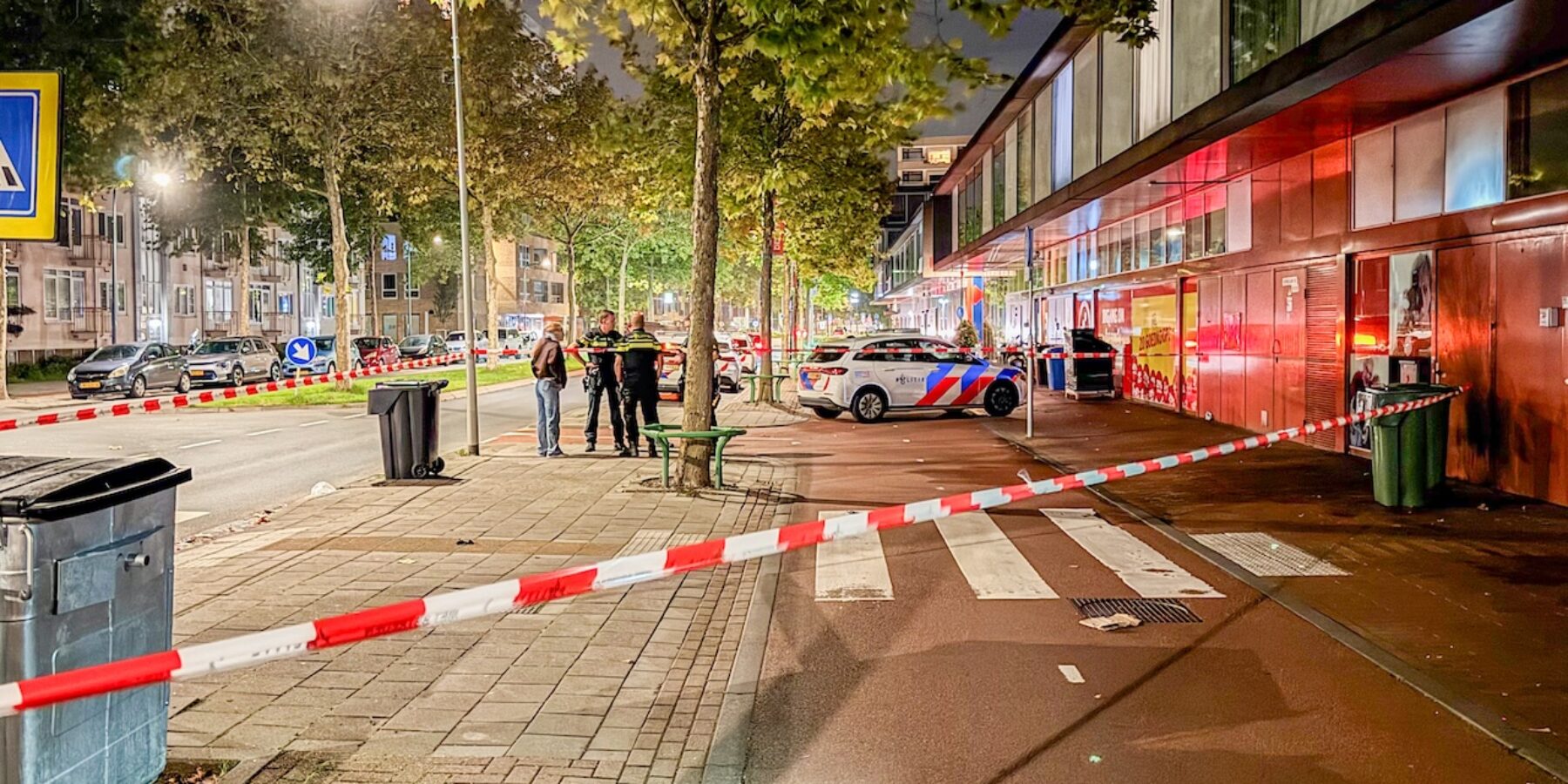 Afzetting bij winkelcentrum De Luifelbaan na explosie. Aan de kant van de Vijf Meilaan.