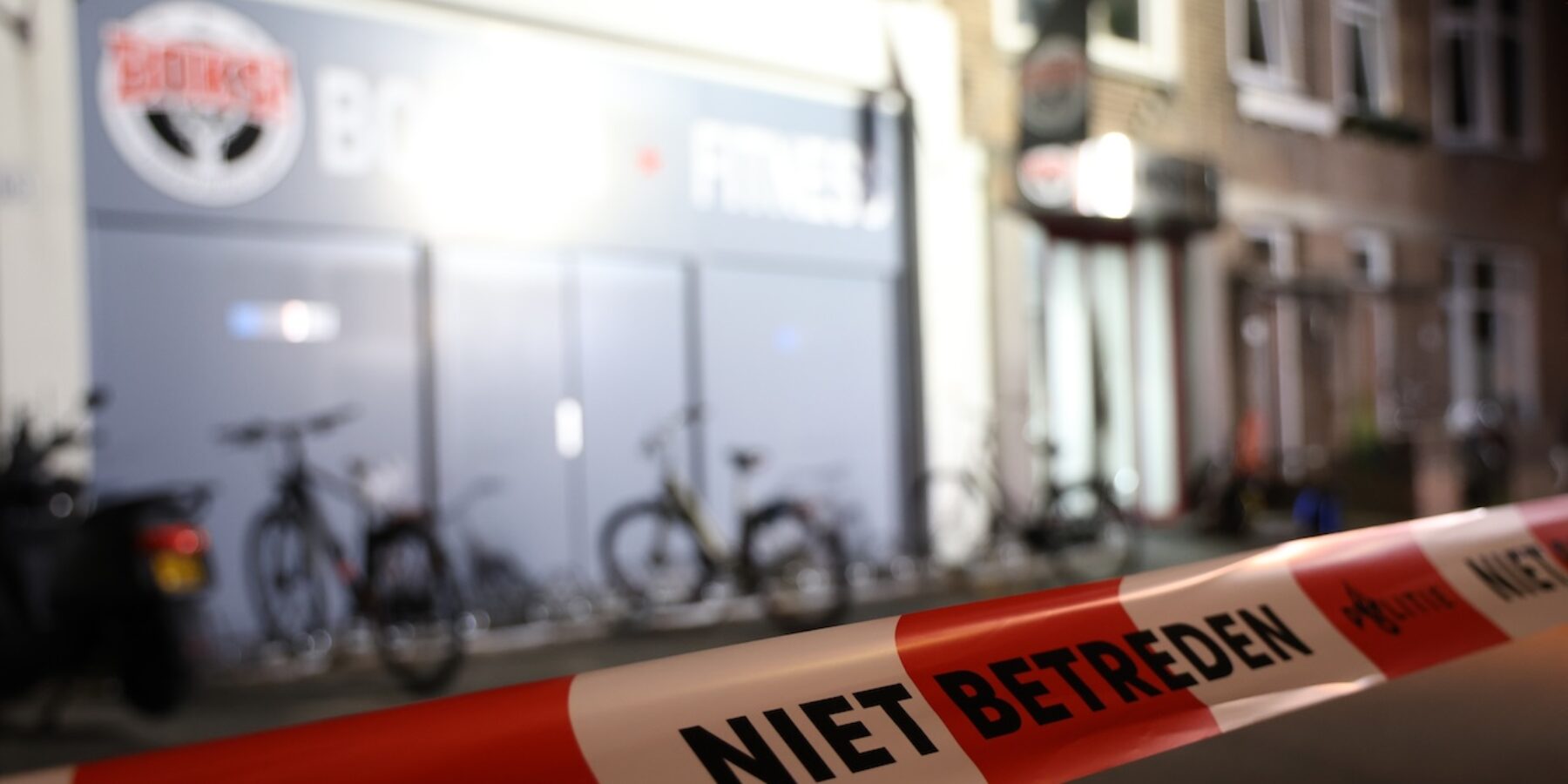 Brand na explosie bij boekschool in Leiden. De politie zette de omgeving af.