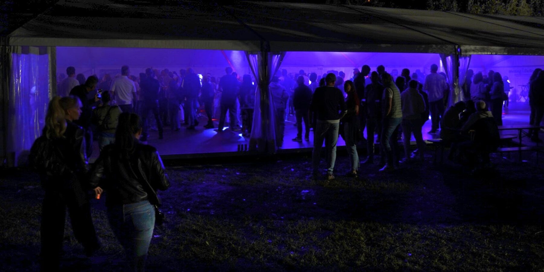 Feestavond bij de Vriendenfeestenavond in Leiderdorp in Park de Houtkamp. Jongeren in de feesttent.