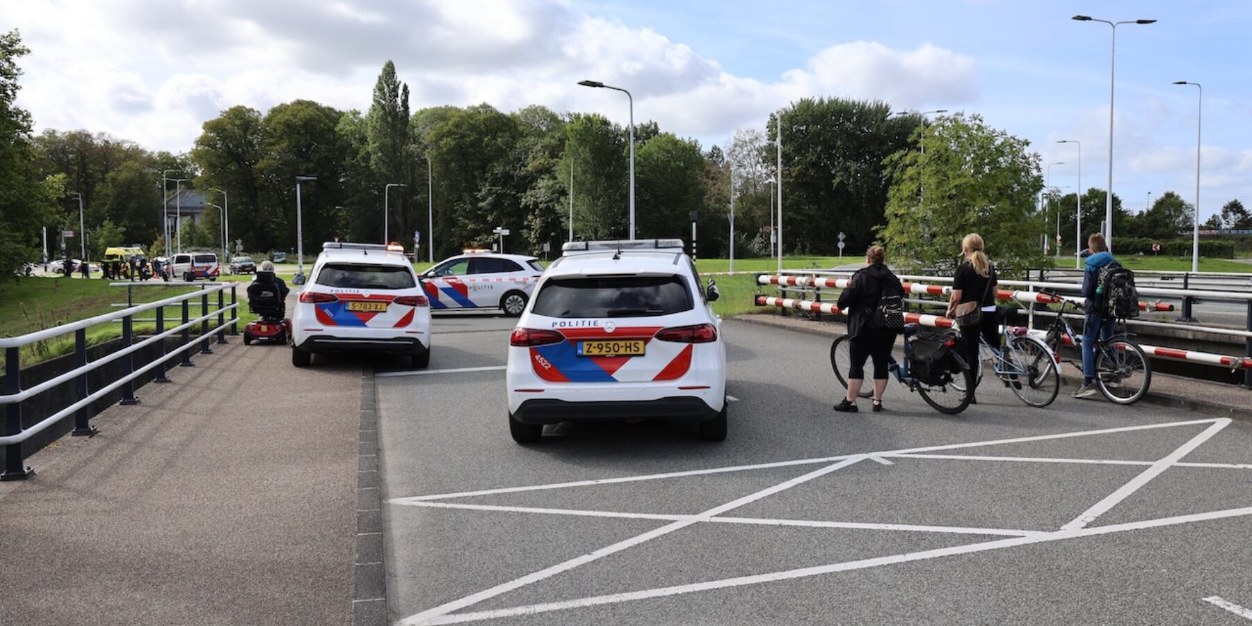 De Leidseweg werd afgeschept nadat een fietser was geschept door een auto.
