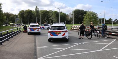 De Leidseweg werd afgeschept nadat een fietser was geschept door een auto.