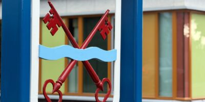 Het gemeentewapen van de gemeente Leiderdorp voor het gemeentehuis van Leiderdorp.