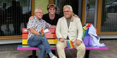 Regenboogbankje voor het gemeentehuis Leiderdorp